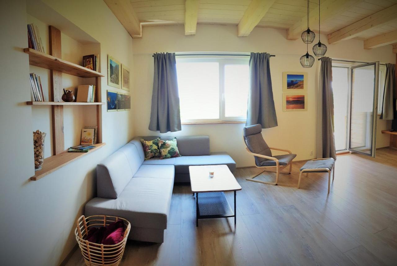 Apartman Nezichov Touzim ภายนอก รูปภาพ